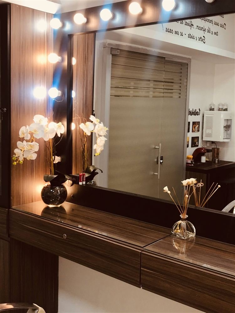 Detalhe da bancada com orquídeas